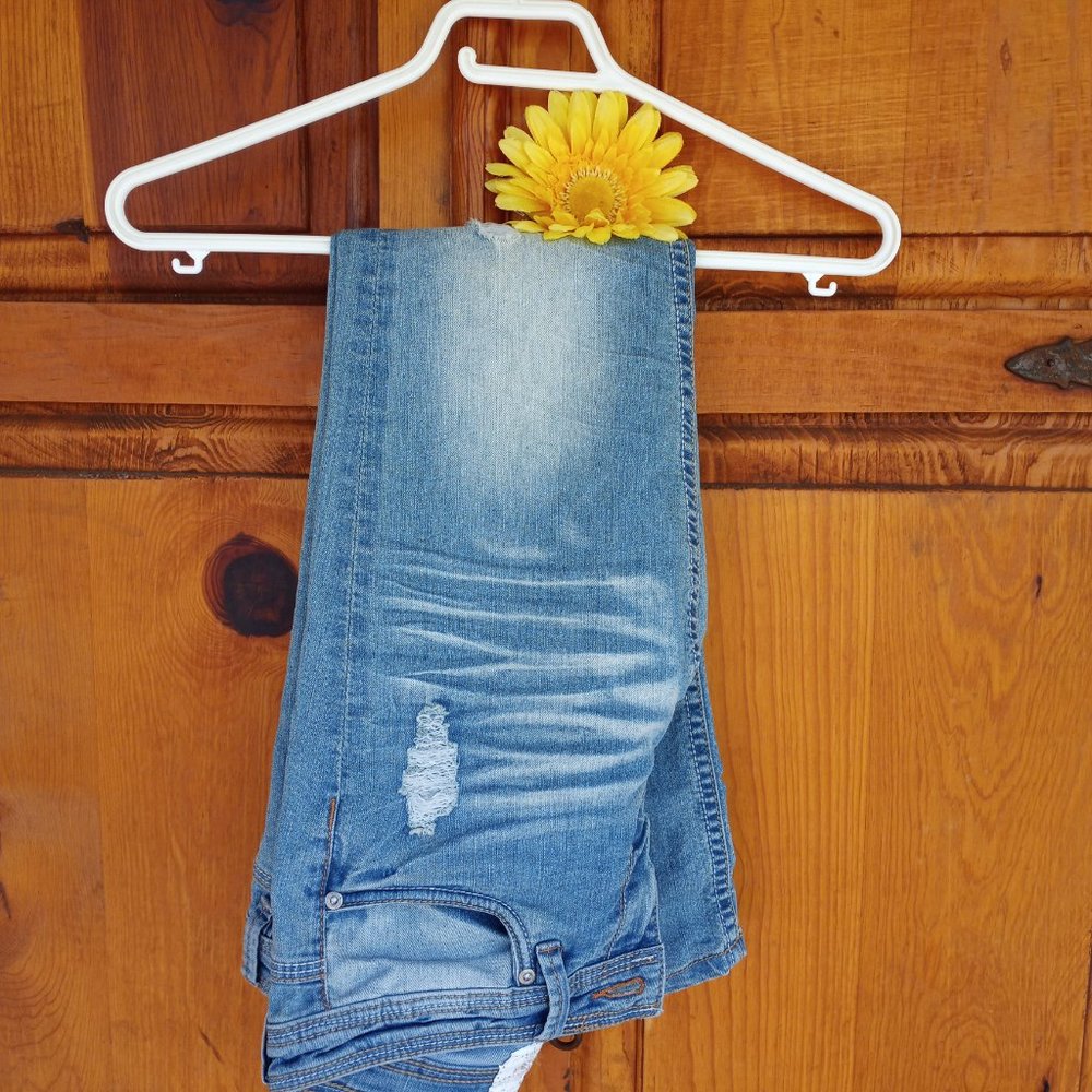 Dollhouse light wash jeans - Picture 11 of 12
